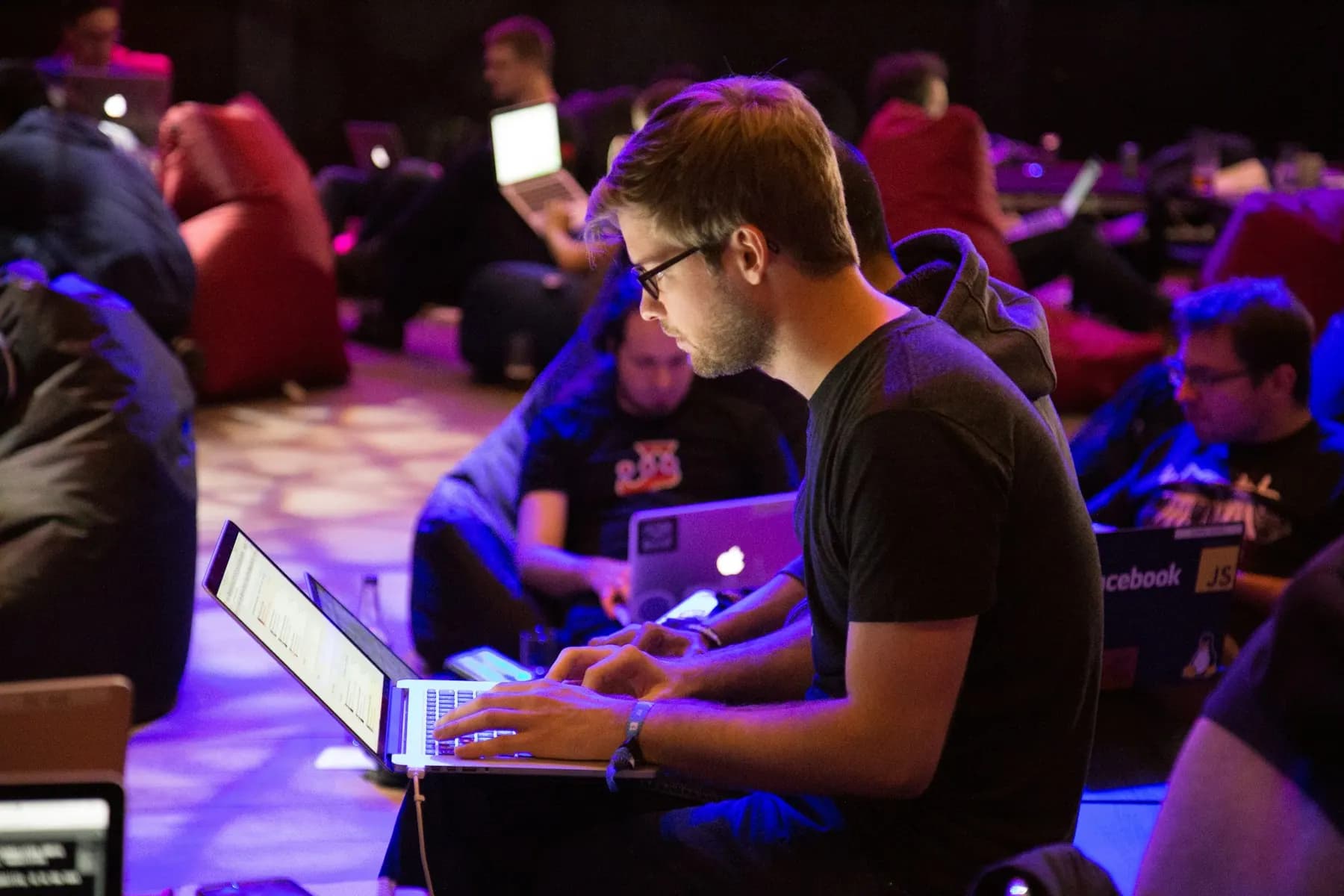 Programiści przy laptopach podczas pracy nad projektem