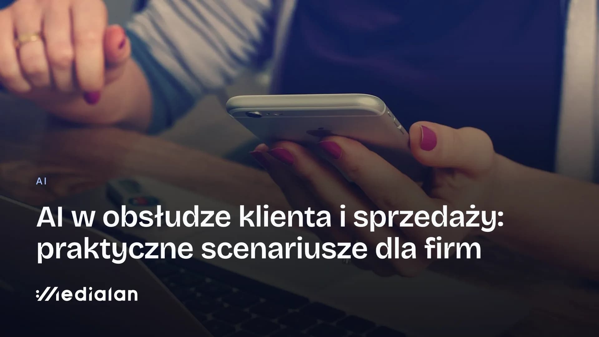 Dłonie trzymające smartfon nad klawiaturą laptopa podczas obsługi wiadomości od klientów