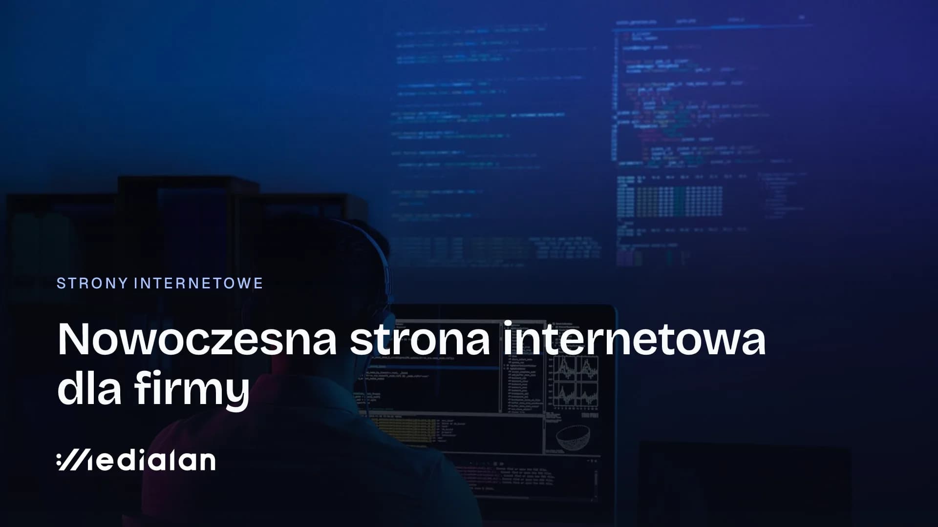 Programista w słuchawkach przy monitorze z kodem, w ciemnym pokoju oświetlonym niebieskim światłem