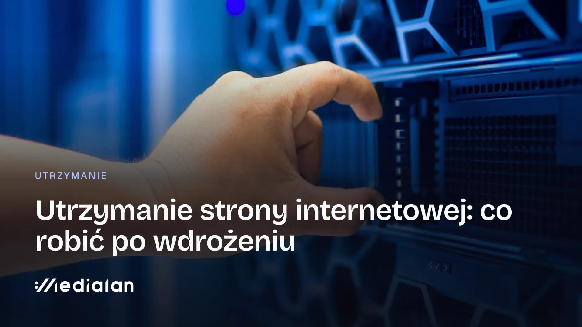 Dłoń technika wysuwa serwer z szafy rack w niebieskim świetle serwerowni