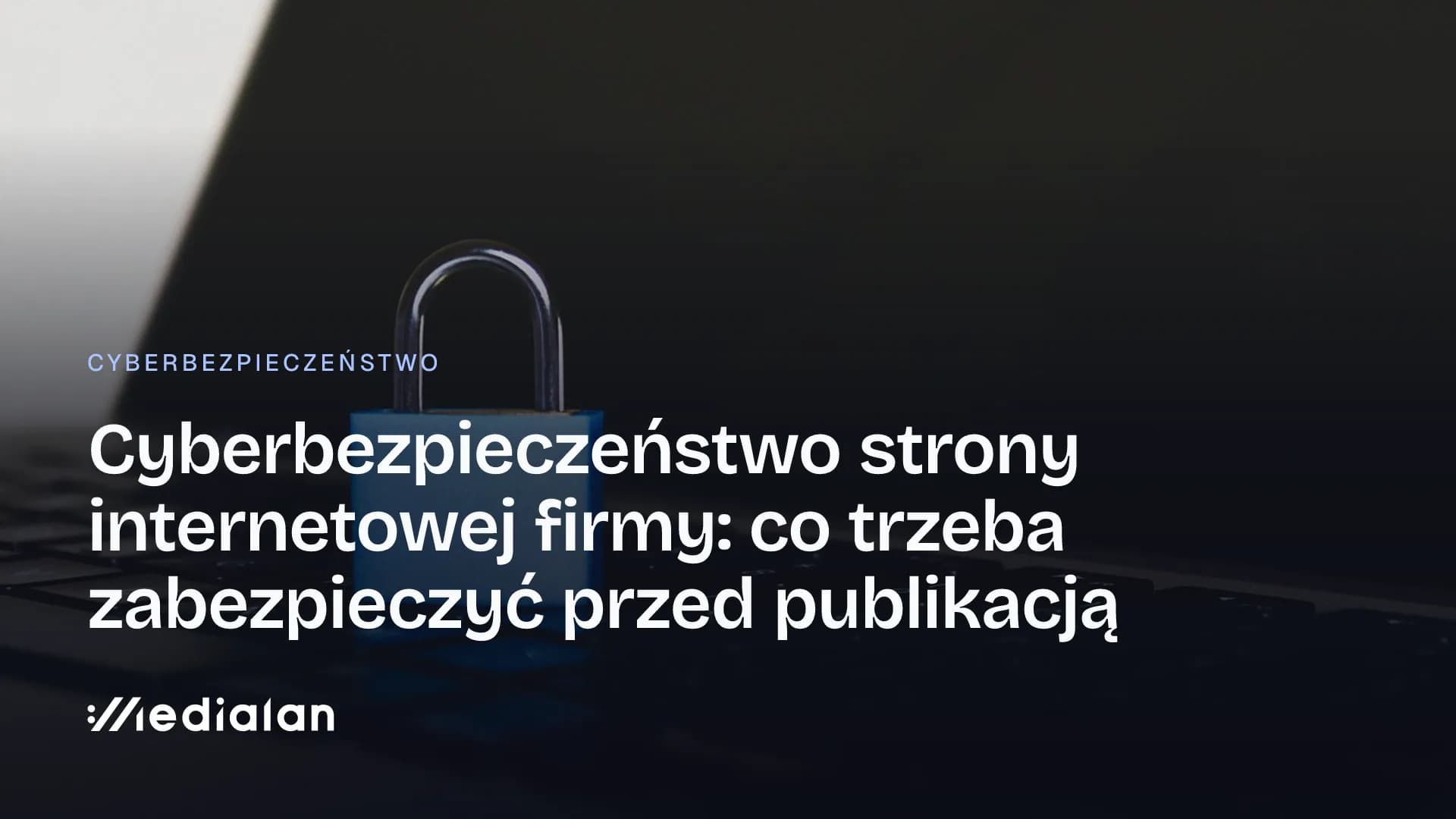 Niebieska kłódka stojąca na klawiaturze ciemnego laptopa, z odbiciem światła w klawiszach