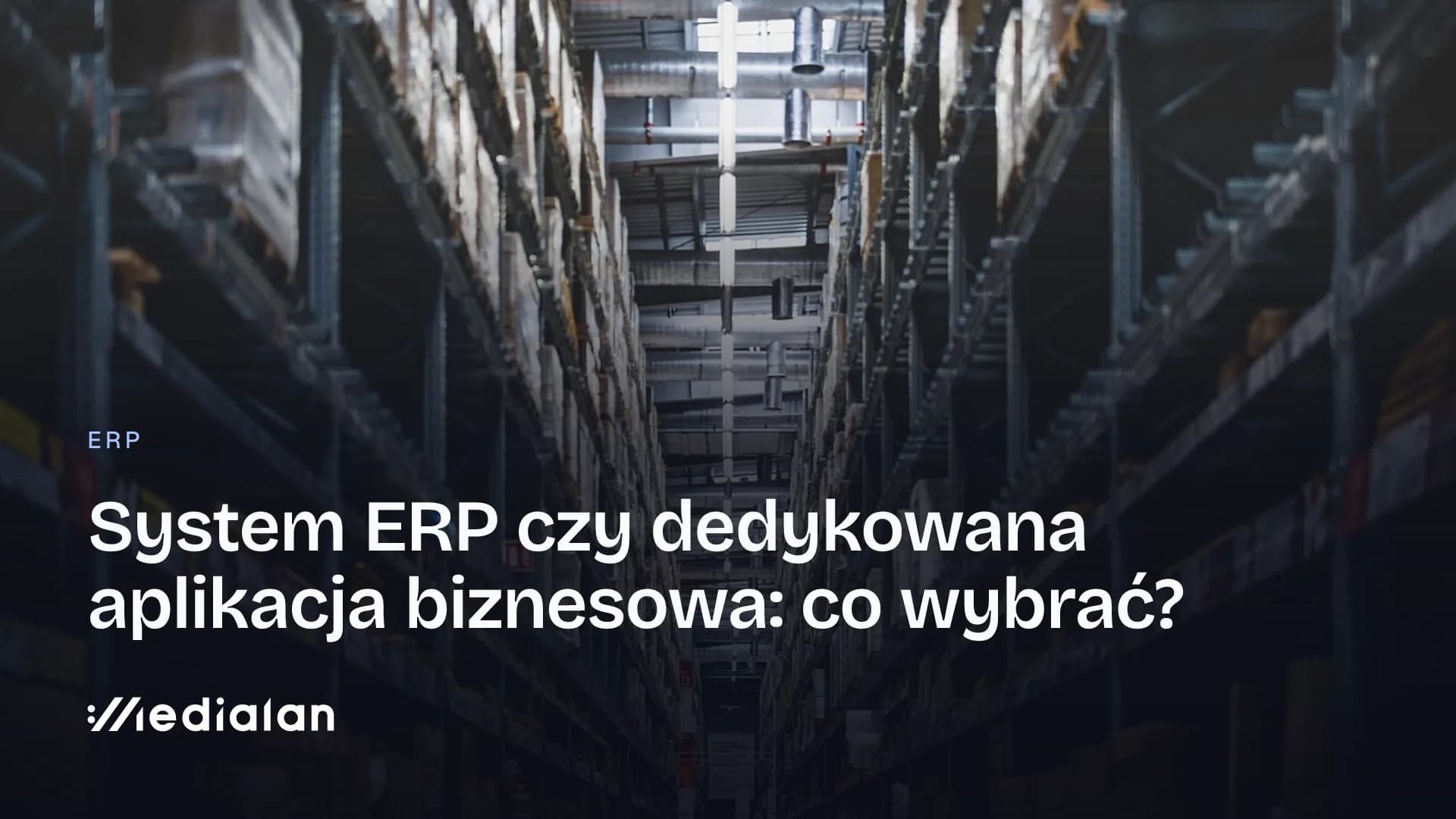 Długa alejka magazynu z wysokimi regałami pełnymi kartonów i towaru na paletach
