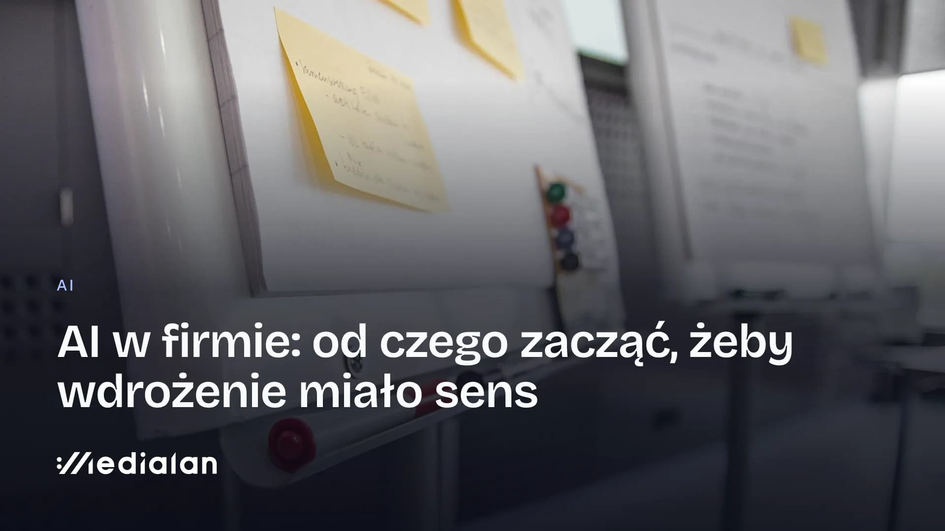 Tablice warsztatowe z przypiętymi karteczkami i markerami w jasnej sali szkoleniowej